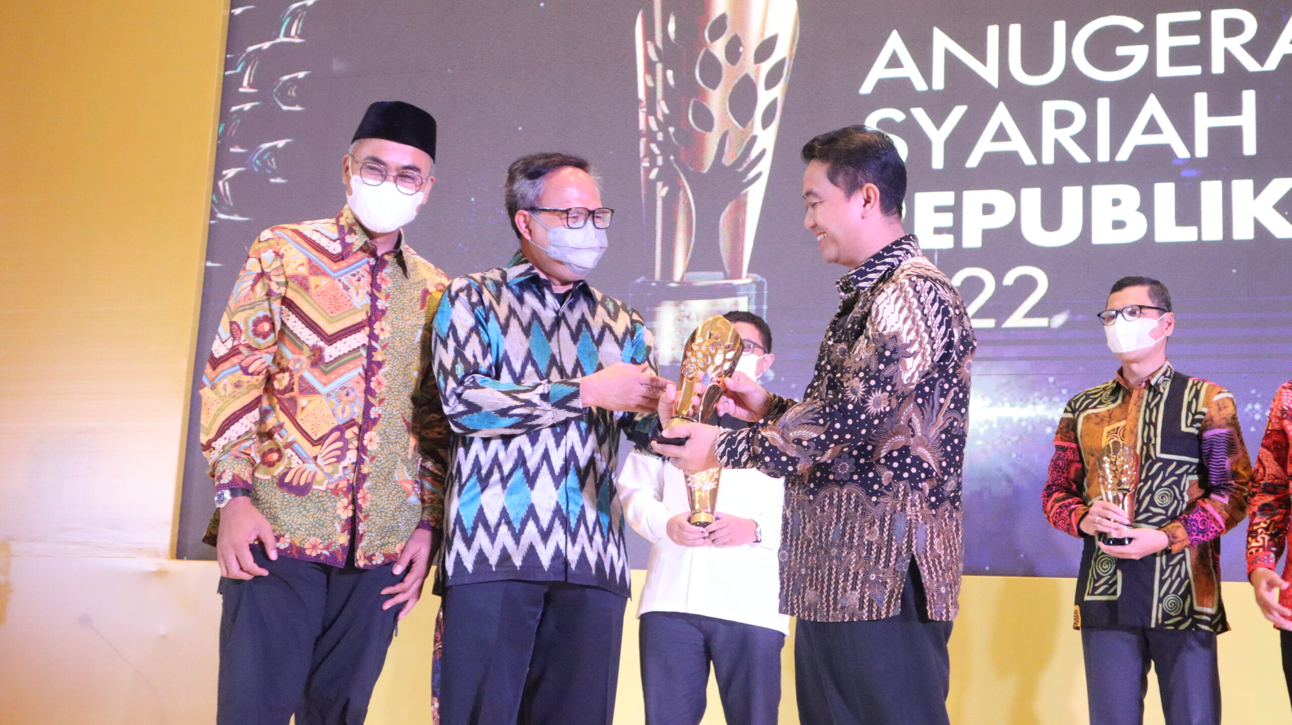 Raih Penghargaan Di Anugerah Syariah Republika 2022 Bprs Artha Madani Semakin Berkomitmen 9550